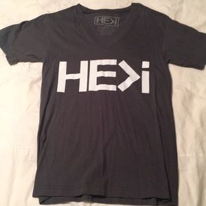 HE>I  v neck top in dark gray